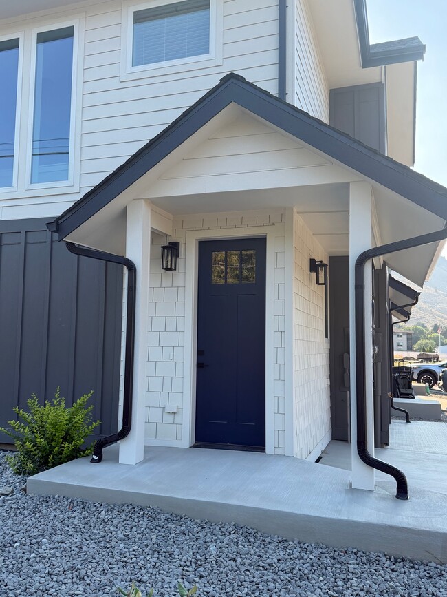 Building Photo - 1220 S Miller St