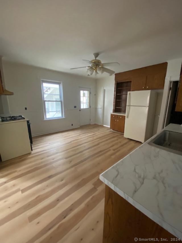 Foto del edificio - 22-26-26 Hunters Ave