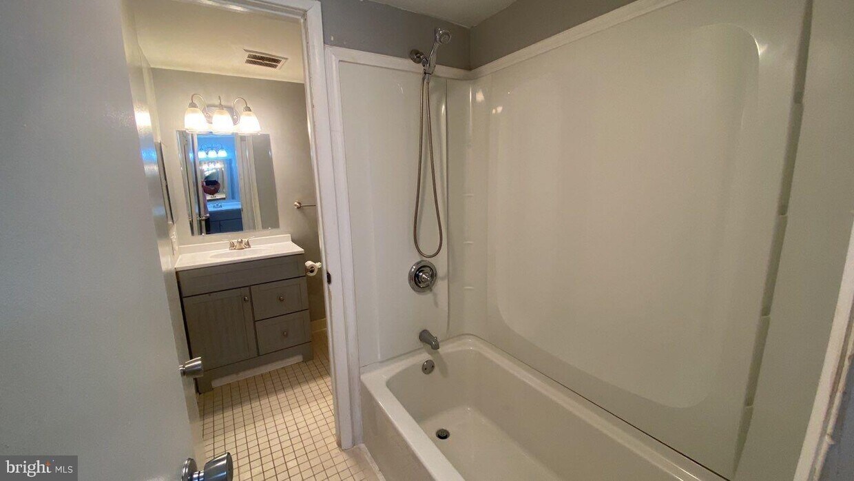 Primary Photo - 9635 White Acre Rd