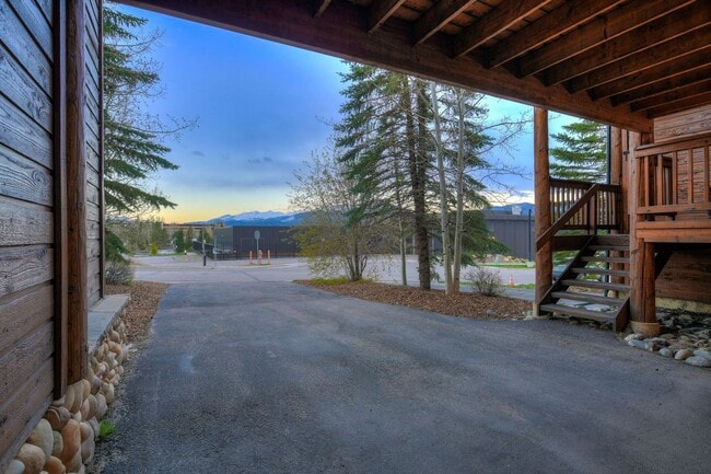 Building Photo - 7 Lookout Ridge Dr