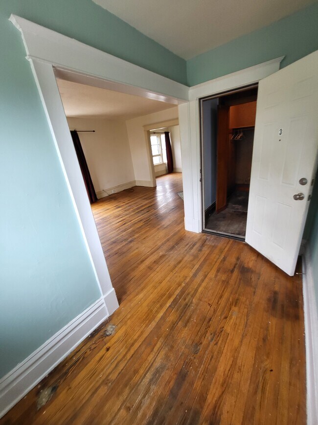 vestíbulo con amplio espacio de armario - 429 W Cedar St