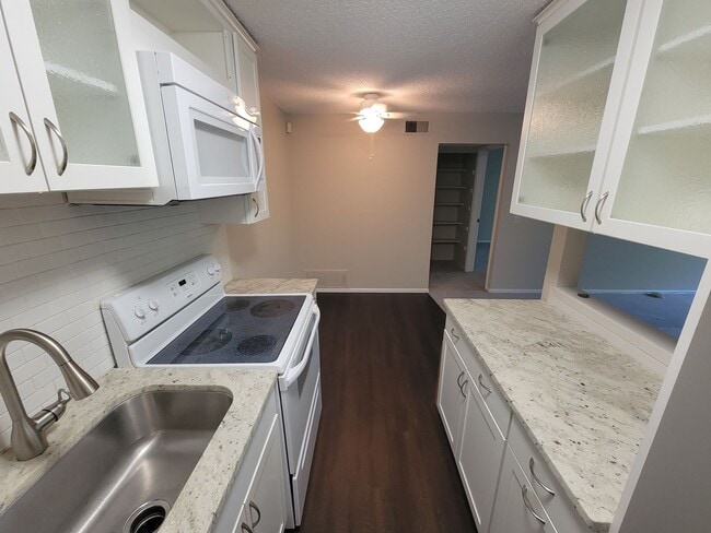 Building Photo - Nicely Updated One Bedroom Condo Available...