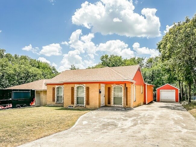 Building Photo - 6340 Parkdale Dr