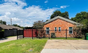 Building Photo - 5830 Clarewood Dr