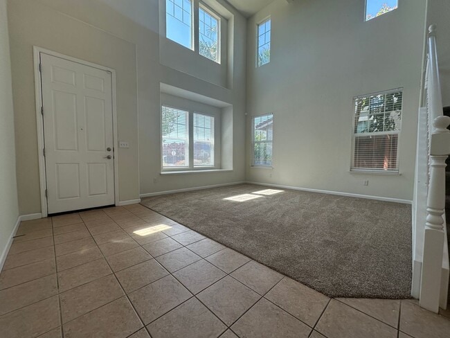 Building Photo - Gorgeous 3 Bed / 2.5 Bath Home in Desirabl...