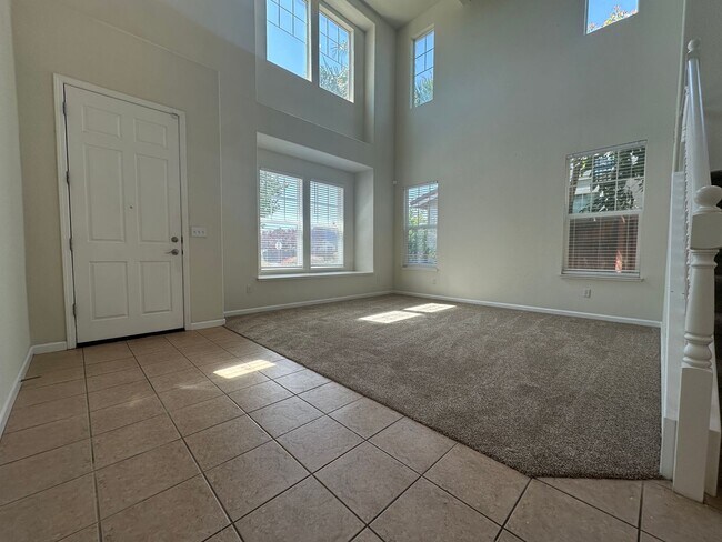 Foto del edificio - Gorgeous 3 Bed / 2.5 Bath Home in Desirable Rose Garden Community!