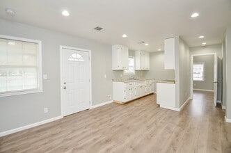 Building Photo - 2706 Sledge St