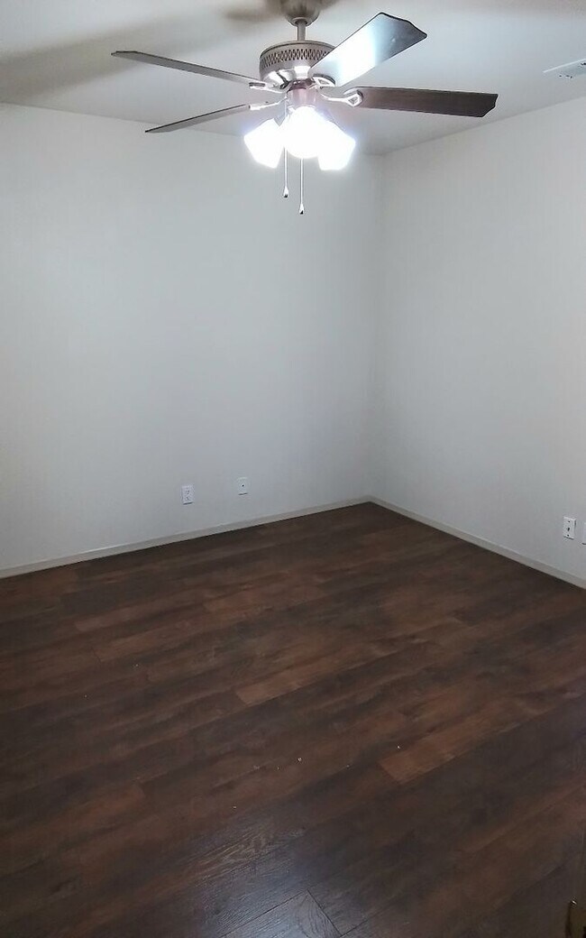 Building Photo - Three Bedroom Great Location