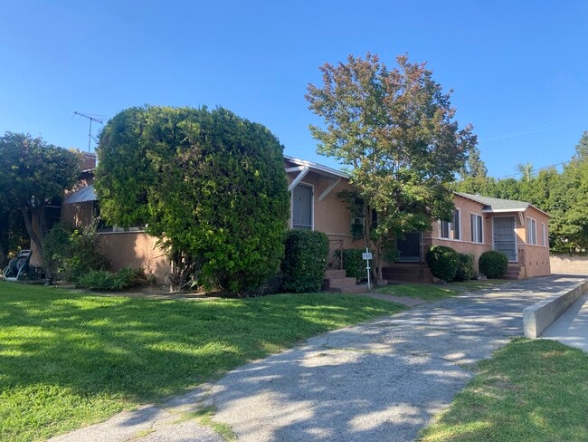 Building Photo - 150 N Beachwood Dr