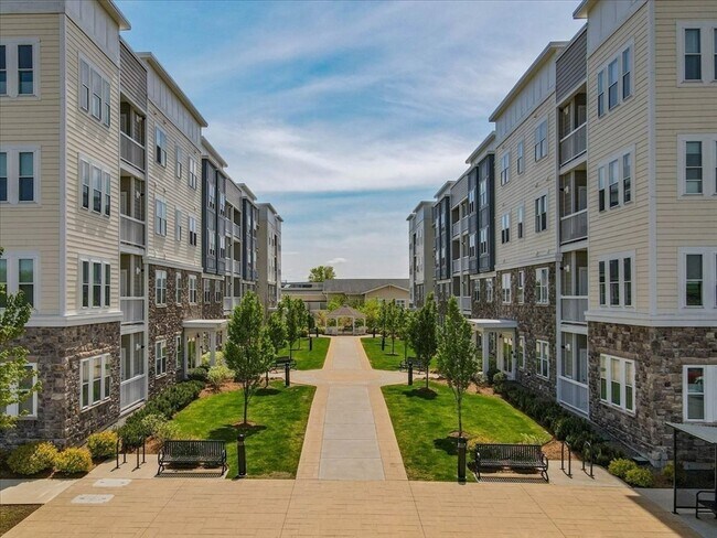 Foto del edificio - 130 University Ave