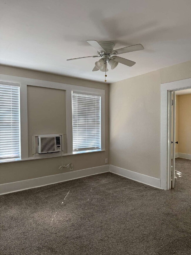 Foto del edificio - 1 Bedroom plus a Den, Close to SAC and Ala...