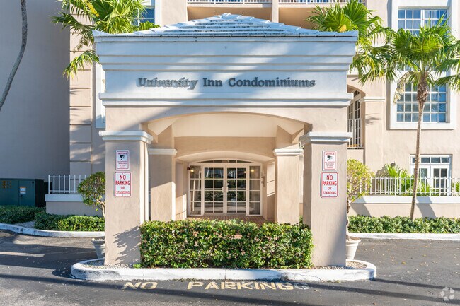 Entrada - University Inn Condominium