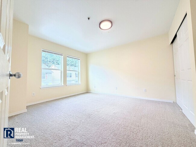 Foto del edificio - Spacious 4-Bedroom Townhome in Alicia Meadows | Garage, Patio & Pet Friendly