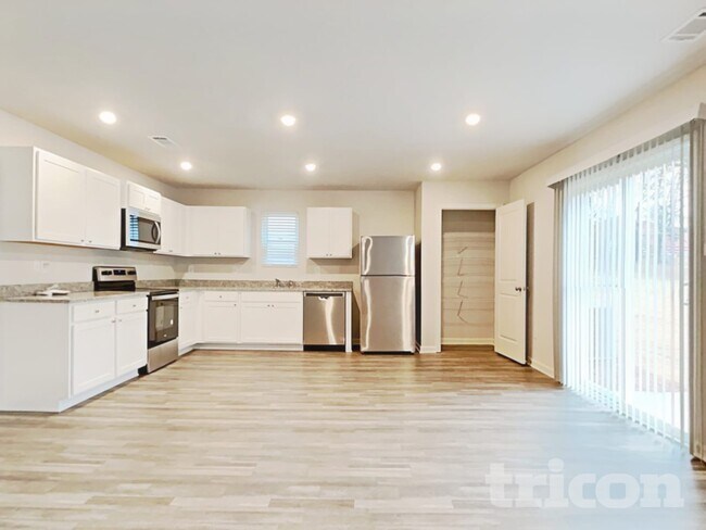 Building Photo - 527 Dayspring Dr