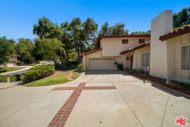 Building Photo - 2077 Woodburn Ave