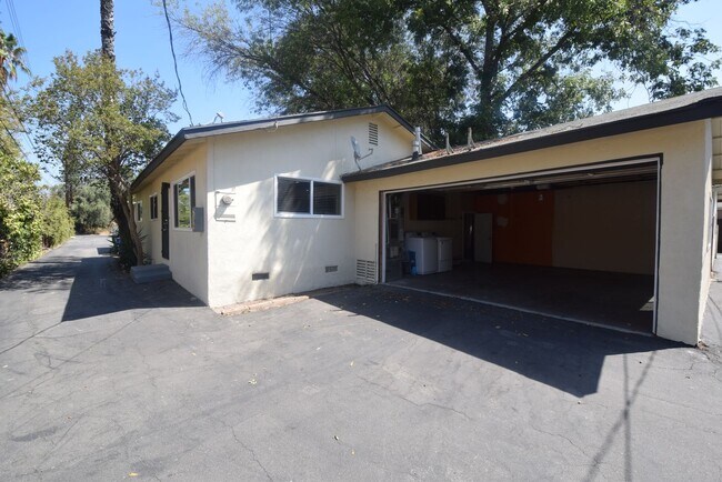 Building Photo - 15940-50 Hart