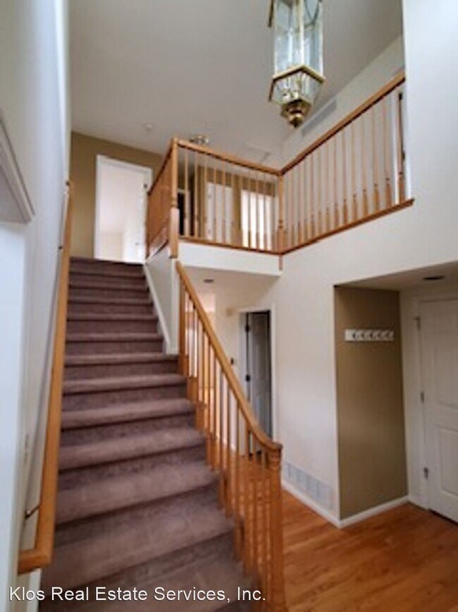 Building Photo - 4 br, 3 bath House - 677 Huntington Place