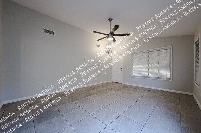 Foto del edificio - 854 W Straford Ave