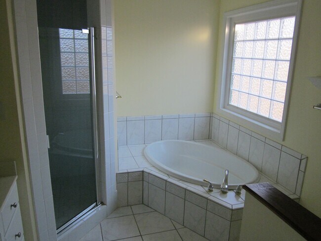 Foto del edificio - Gorgeous 3-Bedroom in Western Guilford District