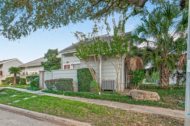 Building Photo - 13040 Greenway Chase Ct