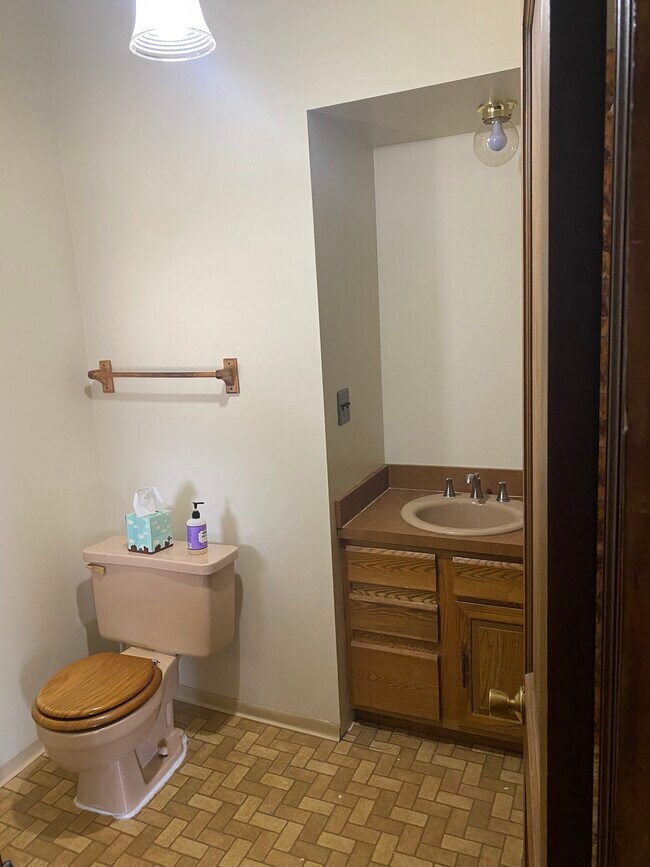 Baño - 711 Starkweather St