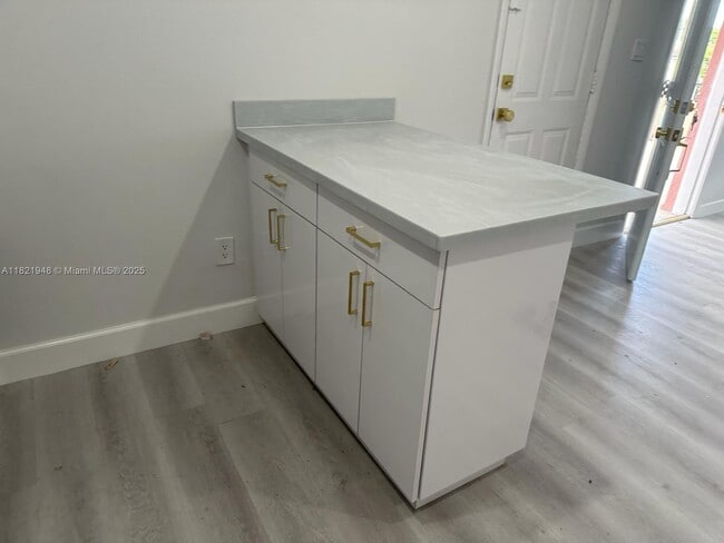 Foto del edificio - 2168 NW 34th St