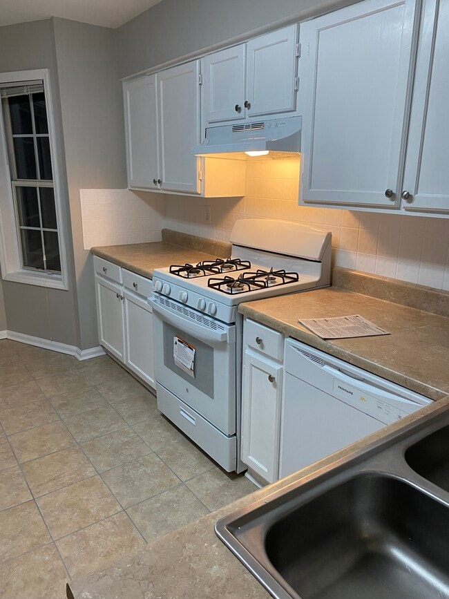 Building Photo - 6023 Treetop Ct