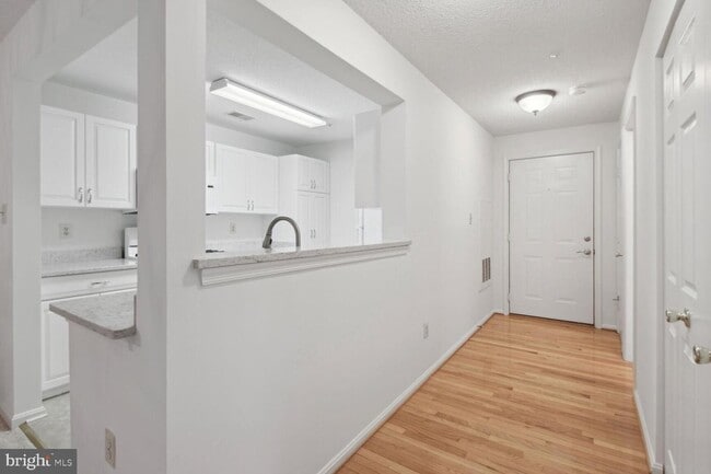 Building Photo - 10012 Vanderbilt Cir