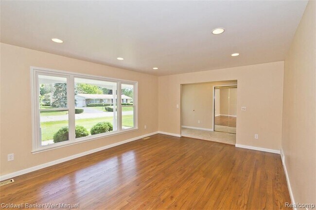 Building Photo - 6848 Tamerlane Dr