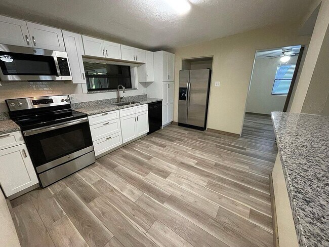 Building Photo - 738 Carlson Dr