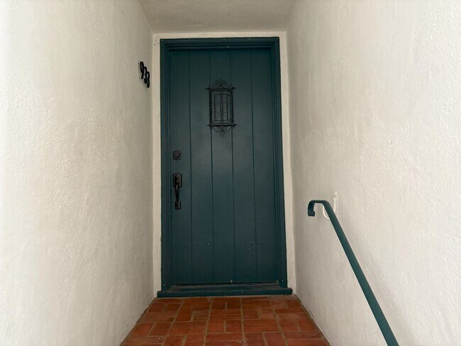 Building Photo - Beautifully Updated 2BR/2BA – Yard & Garage