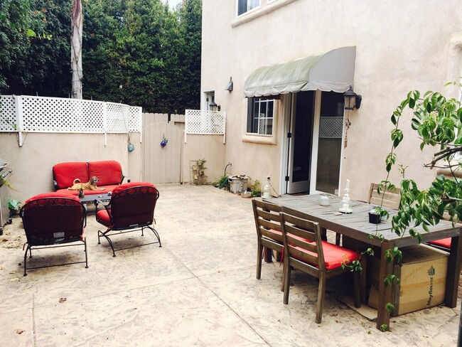 Building Photo - Adorable 2 bedroom / 1 Bath Lower Level Du...