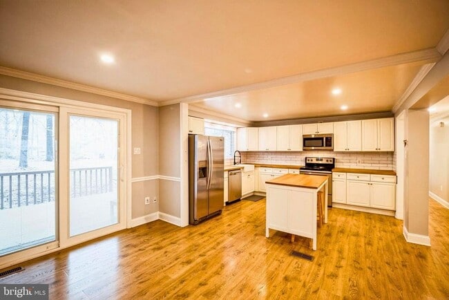 Building Photo - 16080 Deer Park Dr