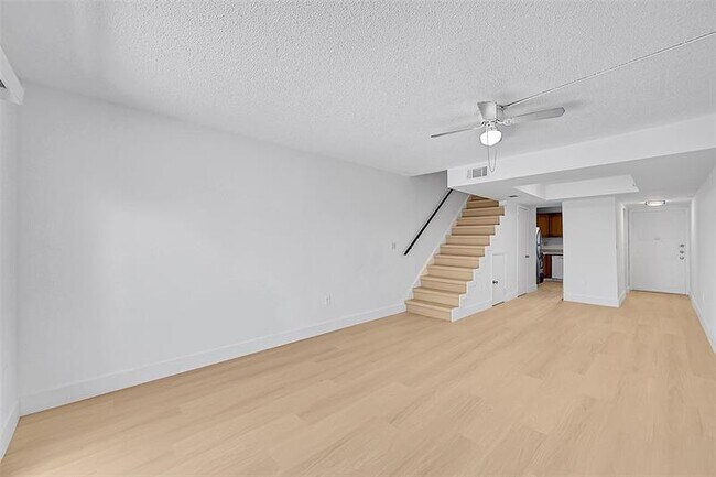 Building Photo - 4122 SW 61st Ave