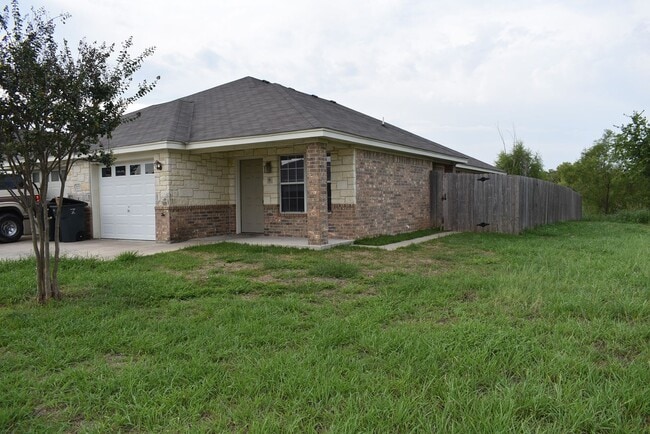 Building Photo - 1600 Nicholas Cir