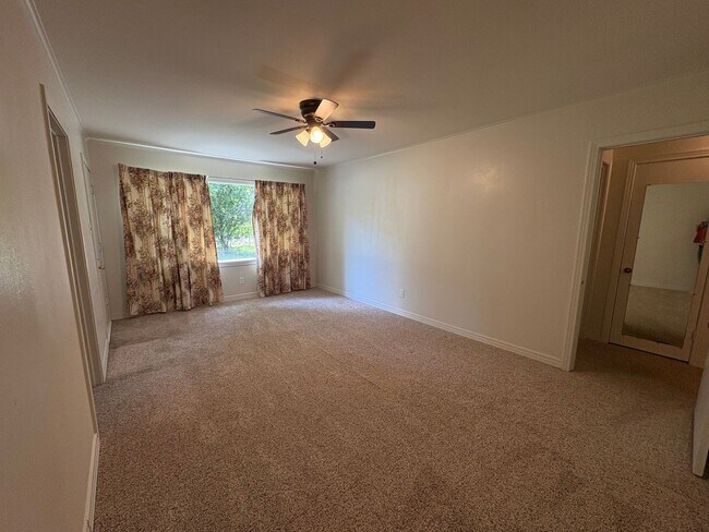 Foto del edificio - Beautiful 4 bedroom/1 bath with Central Air & Heat on Corner Lot