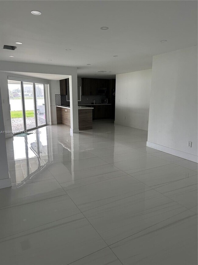 Foto del edificio - 14830 Harding Ln