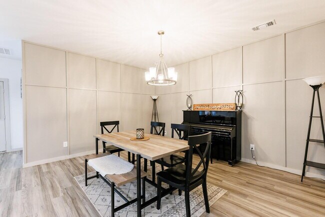 Foto del edificio - Spacious 4 Bed, 2 Bath Home in Abbey Glen w/ Liberty High School Feeder Pattern!