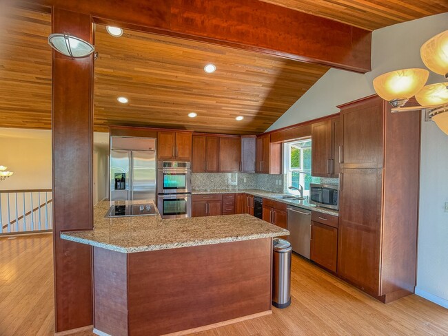 Building Photo - Stunning Redondo Home with Puget Sound View!