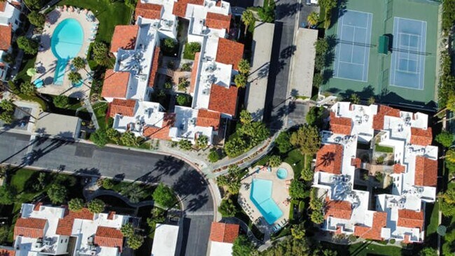 72-unit community with 2 pools, 2 spas and 2 tennis/pickleball courts - 250 E San Jose Rd