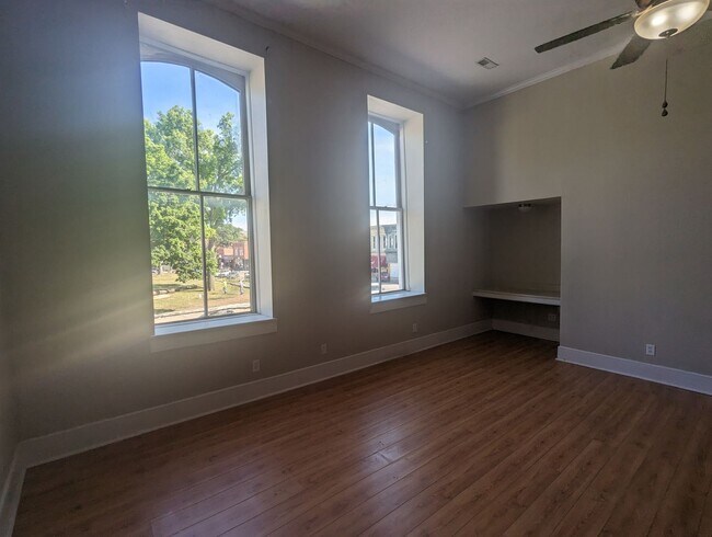 Building Photo - Huge Two+ Bedroom/Two Full Bath Apartment ...