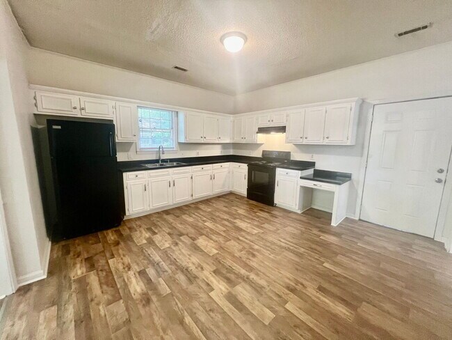 Foto del edificio - Available in Dec! Not able to show until Dec.