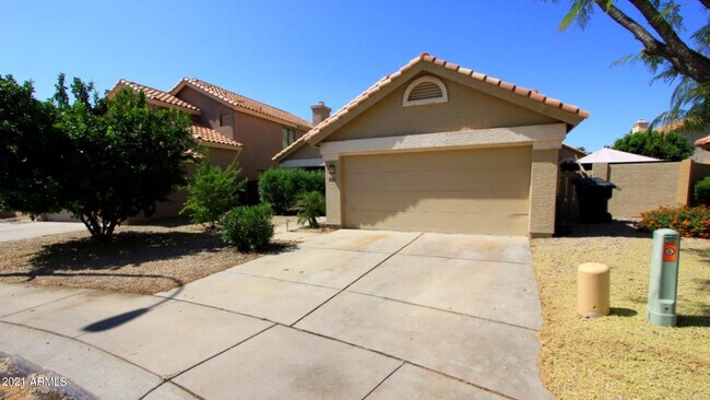 Building Photo - 830 N Cholla St