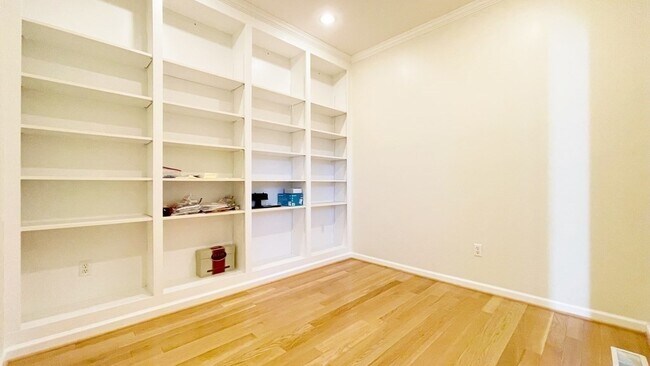 Building Photo - 171 Bishops Forest Dr