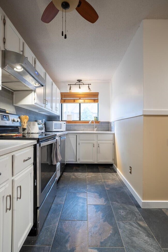 Building Photo - 74 Dunvegan Wds Dr