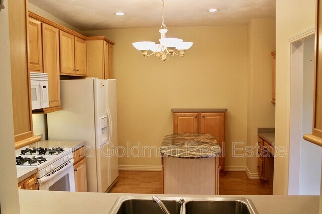 Building Photo - 1288 Laskin Rd