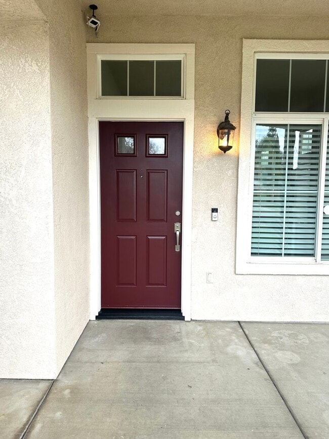 Building Photo - Beautiful charming single story home