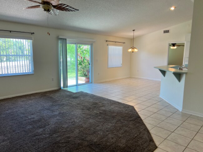 Foto del edificio - 6217 Cross Creek Blvd