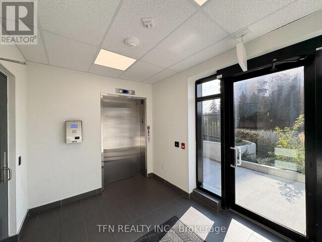 Building Photo - 3401-3401 Ridgeway Dr