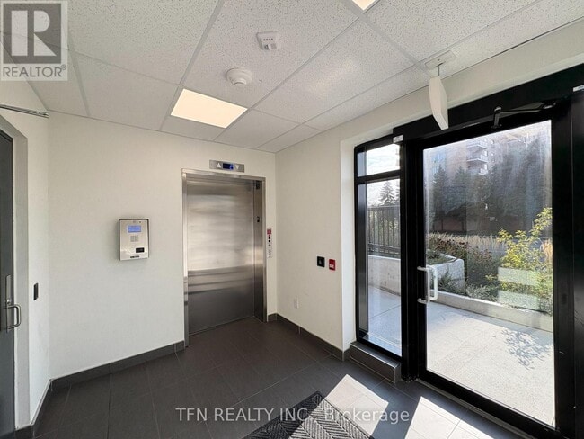 Photo du bâtiment - 3401-3401 Ridgeway Dr